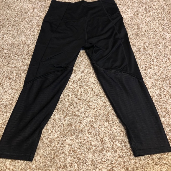 Victoria’s Secret PINK Knockout Capri Legging - Picture 2 of 3